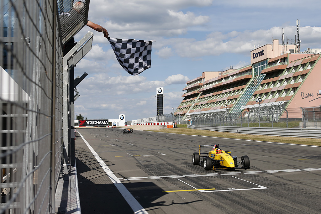 Nicolas Beer kører over stregen til sin første ADAC Formel Masters sejr
(Foto: ADAC Motorsport)